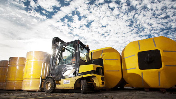 Forkligt lifting big yellow containers